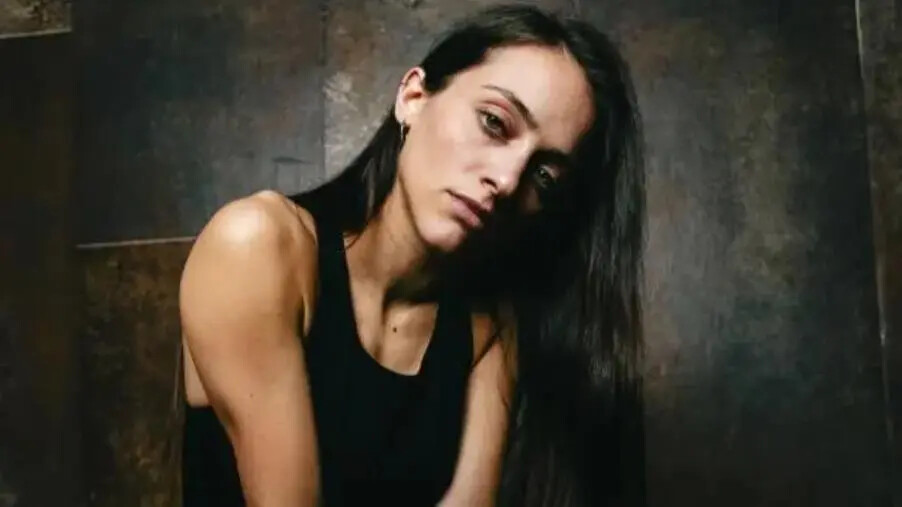images "Lontana da qui", l’EP che cerca risposte senza scorciatoie: la cantautrice Paola Pizzino chiude il cerchio venerdì 16 maggio