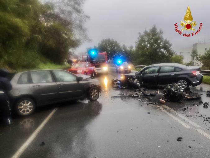 images Rende. Incidente stradale in prossimità di Piano Monello: coinvolte due auto. Strada chiusa al traffico
