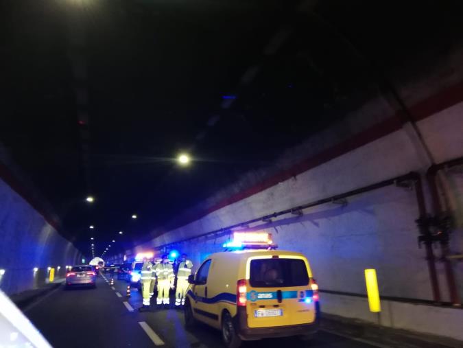 images Catanzaro, tamponamento a catena nella galleria del Sansinato: quattro auto coinvolte e due donne ferite 