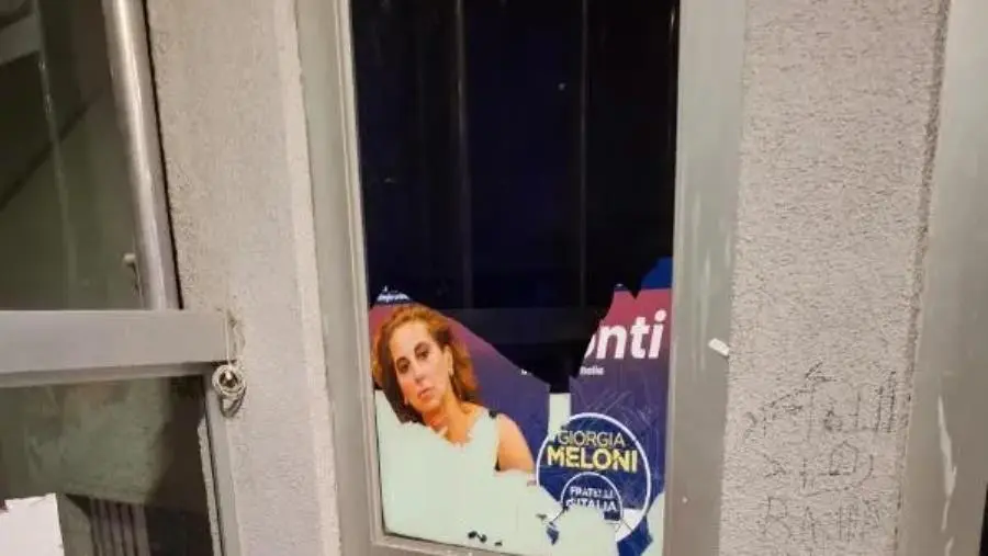 Vandalizzata la sede di Fratelli d’Italia in Galleria Mancuso a Catanzaro: indagini in corso
 images Vandalizzata la sede di Fratelli d’Italia in Galleria Mancuso a Catanzaro: indagini in corso
