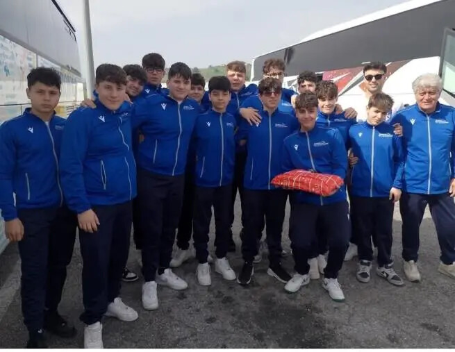 Pallanuoto, imbattuta l’Arvalia Lamezia: gli allievi di mister Mirante conquistano il girone B images Pallanuoto, imbattuta l’Arvalia Lamezia: gli allievi di mister Mirante conquistano il girone B