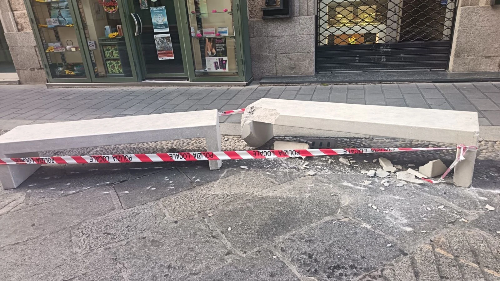 Catanzaro, auto travolge le nuove panchine dell’isola pedonale poche ore prima dell’inaugurazione