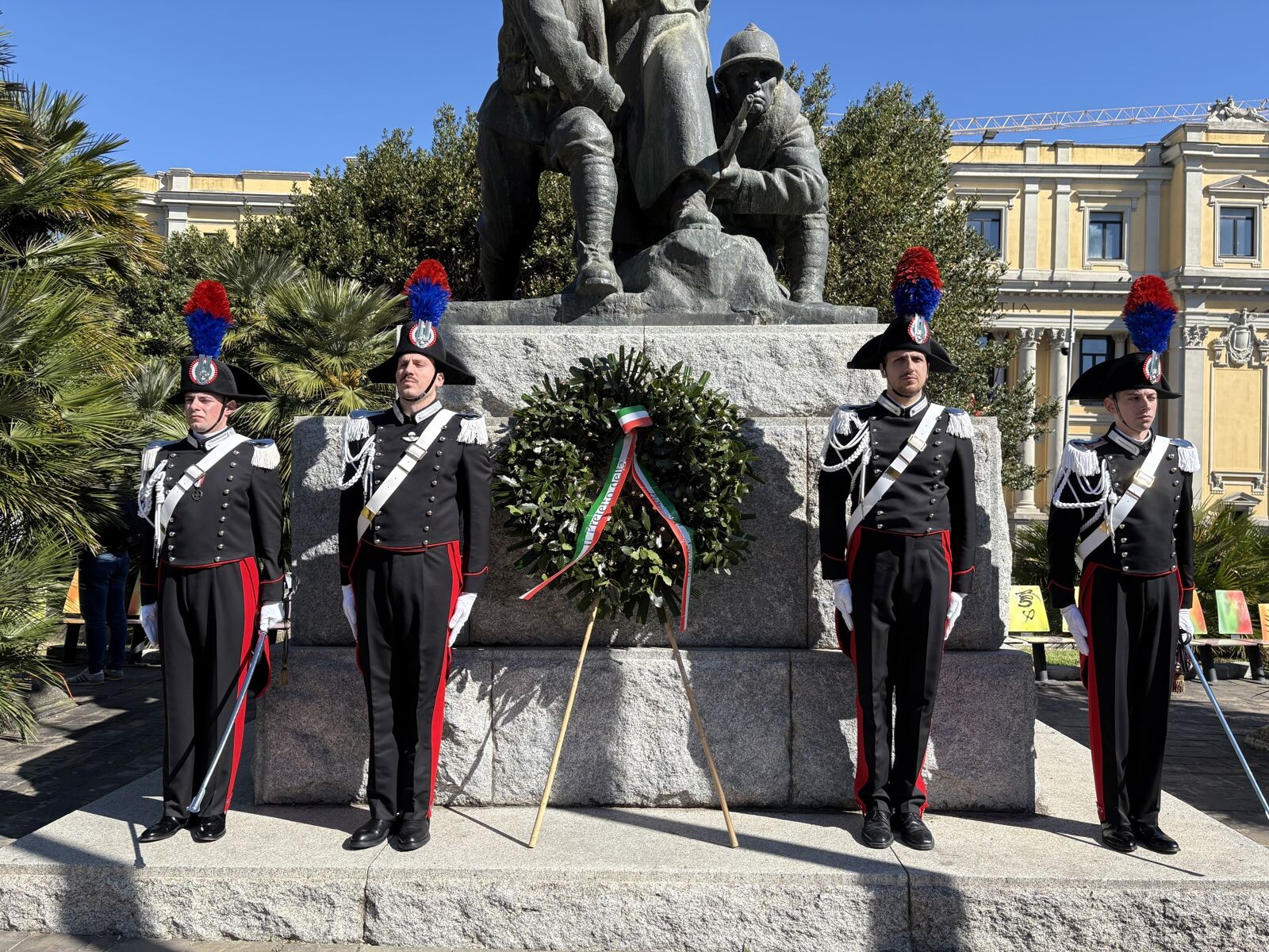 images Catanzaro, tra Liberazione e lutto: la deposizione della corona e l’addio ad Anna e ai suoi figli