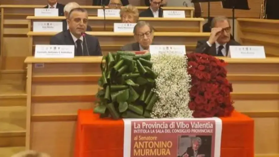 Intitolata l'aula consiliare della Provincia di Vibo ad Antonino Murmura: il discorso di L’Andolina images Intitolata l'aula consiliare della Provincia di Vibo ad Antonino Murmura: il discorso di L’Andolina