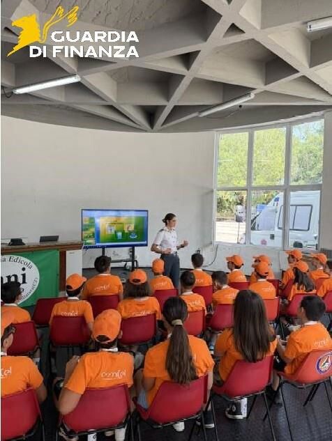 Catanzaro, la Guardia di Finanza incontra i giovani del progetto “Anch’io sono la Protezione Civile” images Catanzaro, la Guardia di Finanza incontra i giovani del progetto “Anch’io sono la Protezione Civile”