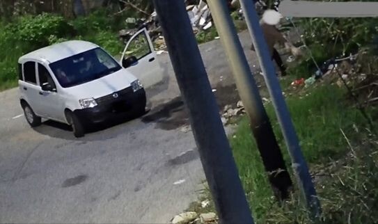 images Catanzaro, abbandono di rifiuti con veicolo: trasgressore identificato dalla Polizia locale con le foto trappole  