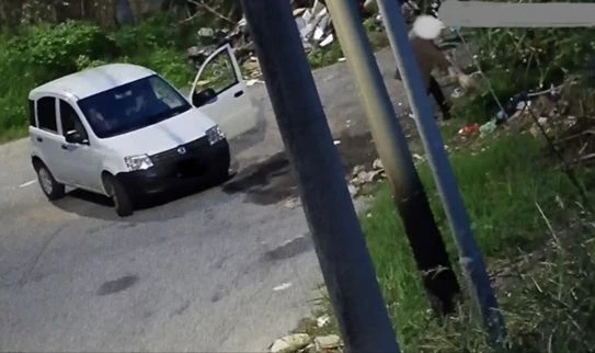 Catanzaro, abbandono di rifiuti con veicolo: trasgressore identificato dalla Polizia locale con le foto trappole  