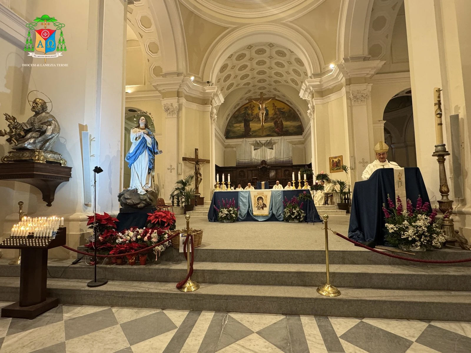 Festa dell'Immacolata a Lamezia: l'omaggio floreale alla statua della Madonnina in piazza Ardito 