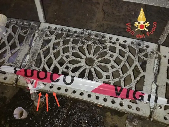 images Lamezia, bimba resta con il dito incastrato in una grata: soccorsa dai vigili del fuoco 