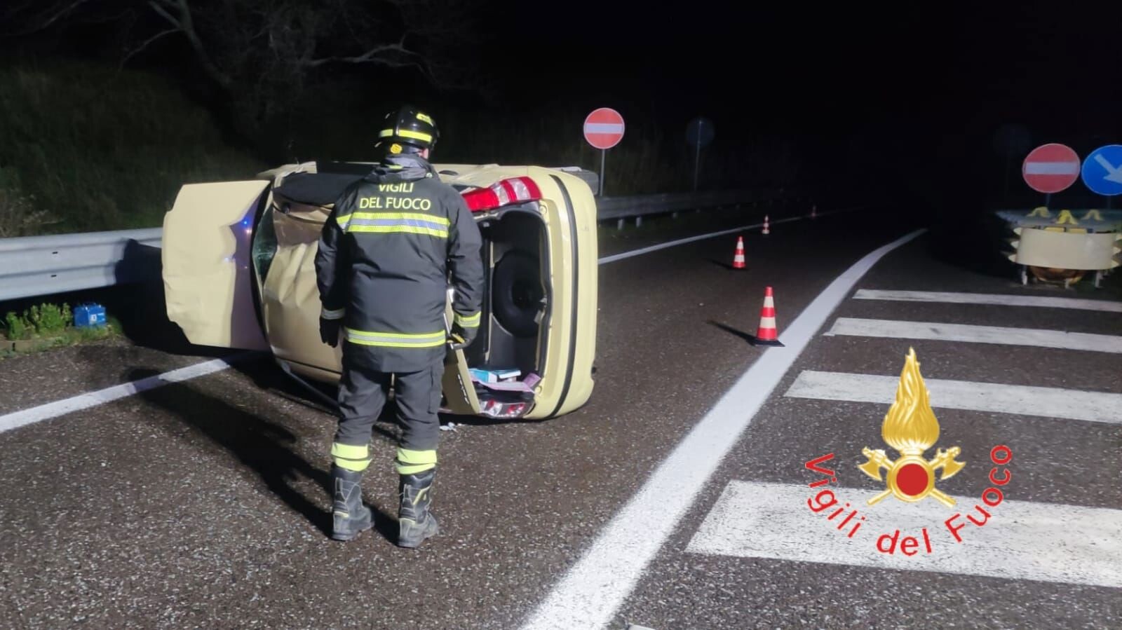 images Incidente nella notte a Copanello, Fiat Panda si ribalta sulla Statale 106