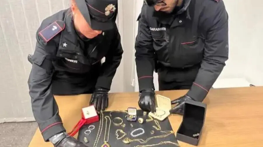 Soverato, colf ruba i gioielli nella casa in cui lavora: arrestata images Soverato, colf ruba i gioielli nella casa in cui lavora: arrestata