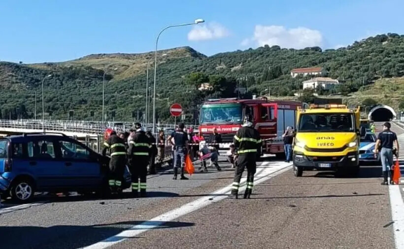 Incidente mortale a Squillace, prognosi riservata per i due che viaggiavano nell'altra auto images Incidente mortale a Squillace, prognosi riservata per i due che viaggiavano nell'altra auto