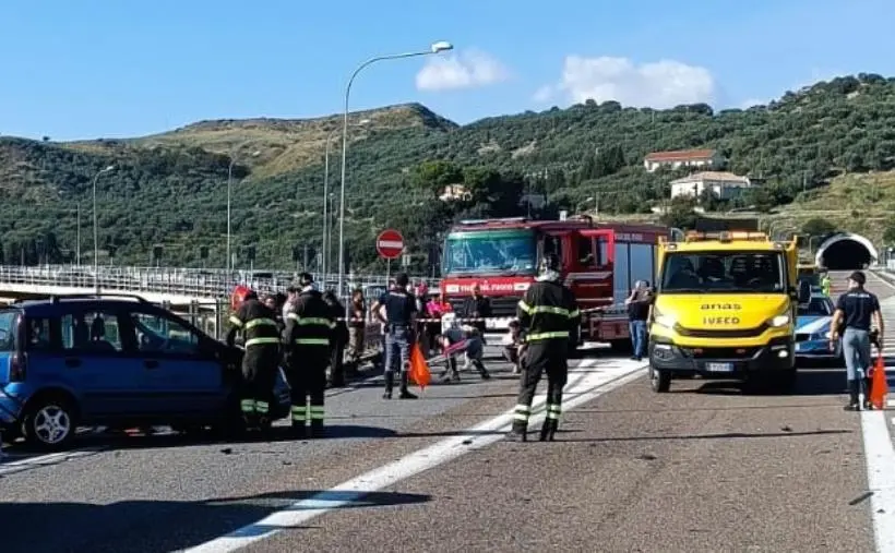 Incidente mortale a Squillace, prognosi riservata per i due che viaggiavano nell'altra auto images Incidente mortale a Squillace, prognosi riservata per i due che viaggiavano nell'altra auto