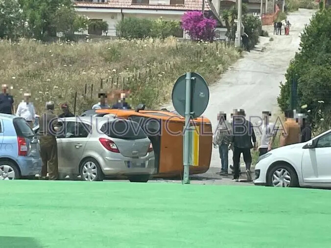 Catanzaro, incidente all’altezza della rotatoria della Motorizzazione images Catanzaro, incidente all’altezza della rotatoria della Motorizzazione