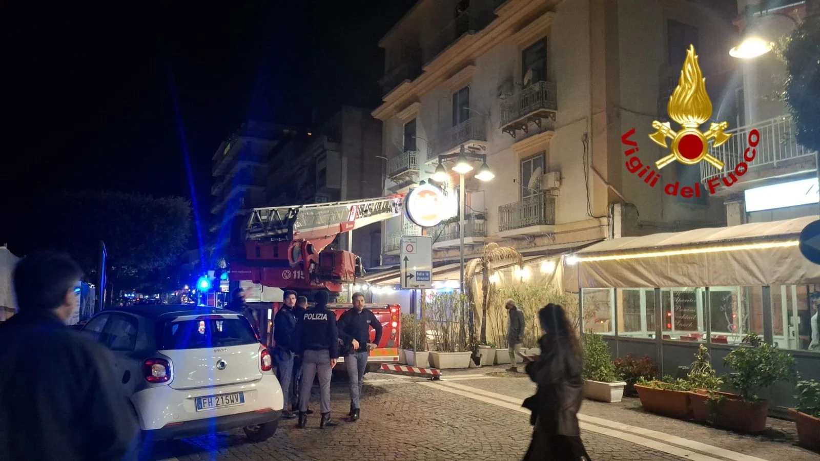 Crotone, in fiamme un appartamento: un ferito