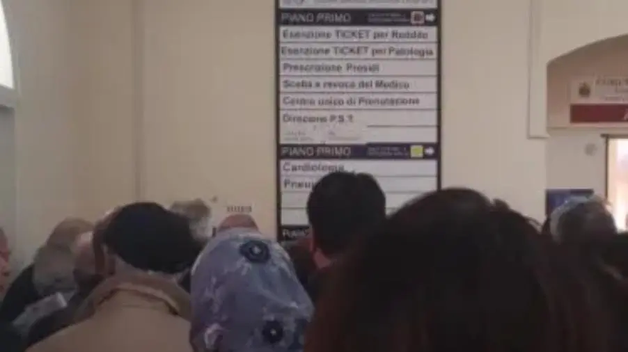 images "Dalle 7,30 decine in persone in fila all'Umberto I, poi rimandate a casa": emergenza a Catanzaro