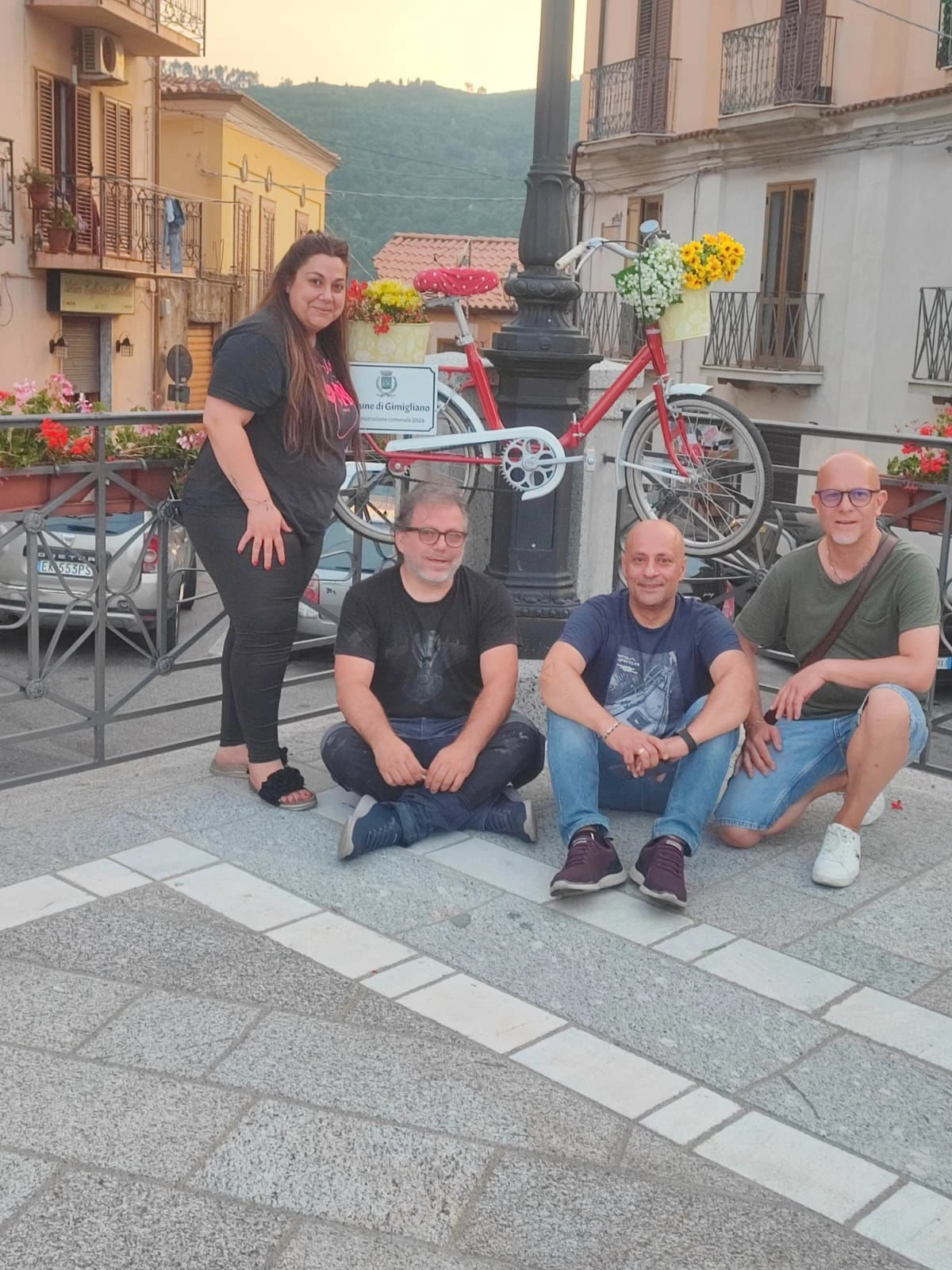 Gimigliano, in piazza Aldo Moro inaugurato un nuovo angolo fiorito grazie alla collaborazione tra Comune e volontari