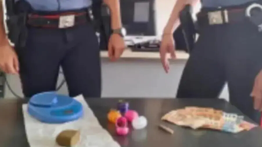 images Cirò Marina, si innervosisce davanti ai carabinieri perché deteneva droga: un arresto 