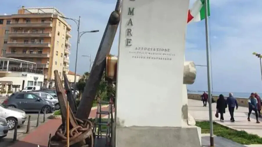 images Catanzaro, Procopi: "Avviati i lavori di ripristino del monumento ai caduti del mare"