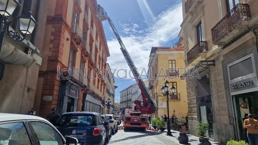 Si sfalda il cornicione di un palazzo storico: tragedia sfiorata sul Corso di Catanzaro images Si sfalda il cornicione di un palazzo storico: tragedia sfiorata sul Corso di Catanzaro