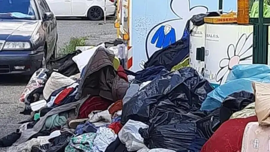 Catanzaro, raccolta di abiti di cui disfarsi negli appositi "cassonetti": non sia l'occasione di un segno di inciviltà images Catanzaro, raccolta di abiti di cui disfarsi negli appositi "cassonetti": non sia l'occasione di un segno di inciviltà