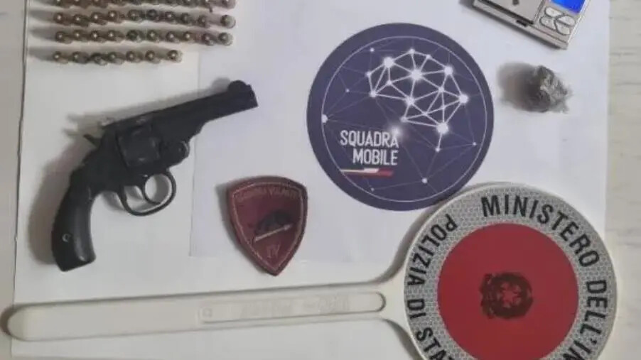 Crotone, arrestato un commerciante in possesso di arma clandestina images Crotone, arrestato un commerciante in possesso di arma clandestina