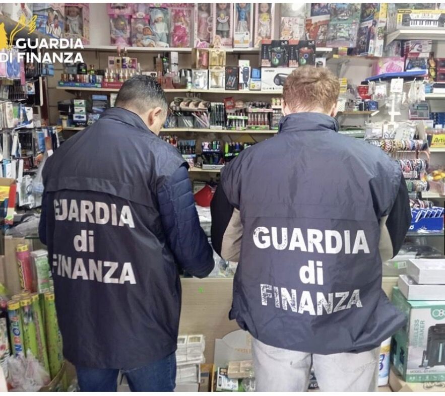 images Cosenza, intensificati  i controlli contro i prodotti contraffatti: sequestrati 380mila articoli