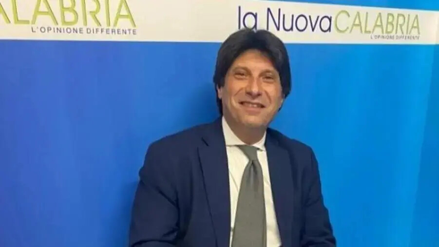 Vincenzo Speziali: "Dalla poesia alla prosa, evitando di predicare bene e razzolare male" images Vincenzo Speziali: "Dalla poesia alla prosa, evitando di predicare bene e razzolare male"