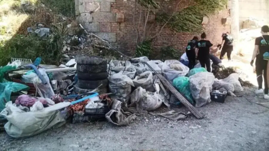 images I volontari delle associazioni Divercity Calabria e Il Sabato del villaggio ripuliscono le sponde del fiume Alli