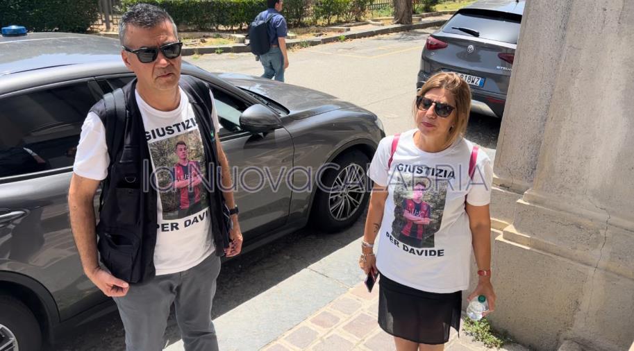 Caso Ferrerio, i genitori di Davide lasciano l'aula: "C’è addirittura chi lo difende"
images Caso Ferrerio, i genitori di Davide lasciano l'aula: "C’è addirittura chi lo difende"