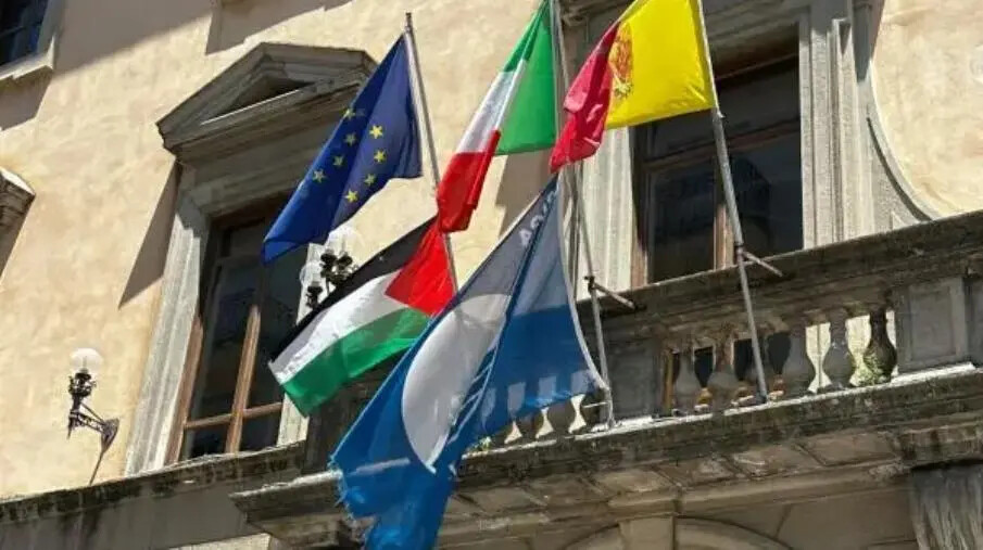 Catanzaro, sul palazzo comunale sventola la bandiera della Palestina images Catanzaro, sul palazzo comunale sventola la bandiera della Palestina