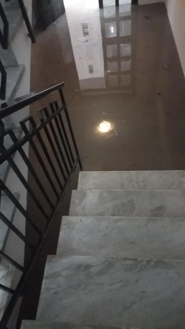 images Catanzaro, a Santa Maria tombini intasati e acqua fin dentro al portone: residenti infuriati