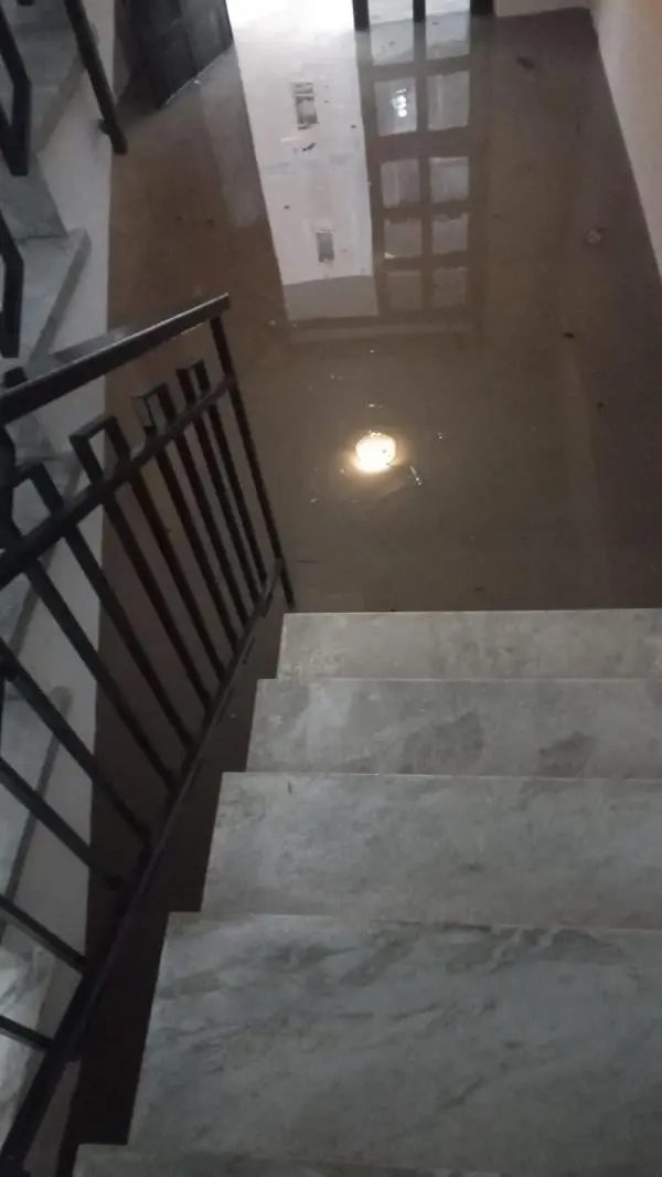 Catanzaro, a Santa Maria tombini intasati e acqua fin dentro al portone: residenti infuriati images Catanzaro, a Santa Maria tombini intasati e acqua fin dentro al portone: residenti infuriati