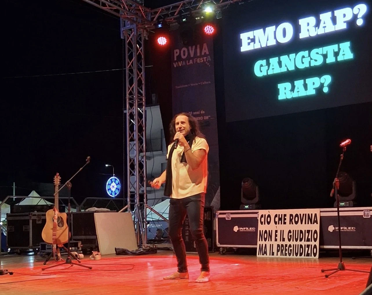 Povia infiamma Davoli Marina: grande successo per il concerto dell’ex vincitore del Festival di Sanremo