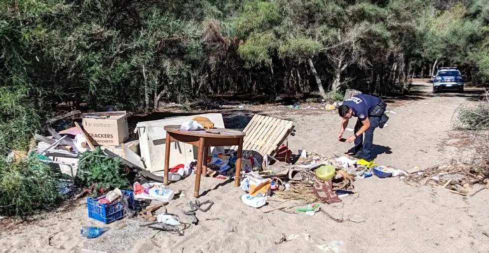 images Abbandono di rifiuti nella pineta di Cirò Marina: individuati i responsabili dalla Locale