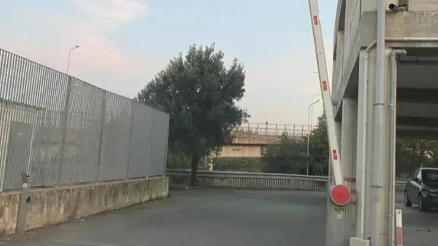 images Quella "strana" sbarra del 'Pugliese' che si rompe quando gioca il Catanzaro...