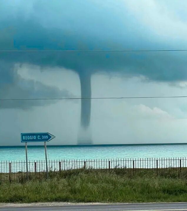 images Tromba d'aria sullo Ionio cosentino: il ciclone Ermione mostra la sua forza da lontano