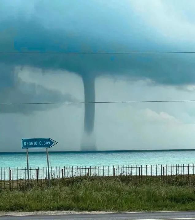 Tromba d'aria sullo Ionio cosentino: il ciclone Ermione mostra la sua forza da lontano
