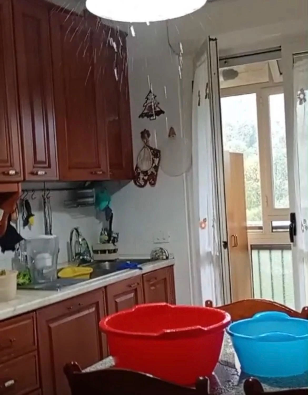 Piove dal soffitto di una casa popolare a Pentone: "Tutti sanno ma il problema resta" (VIDEO)