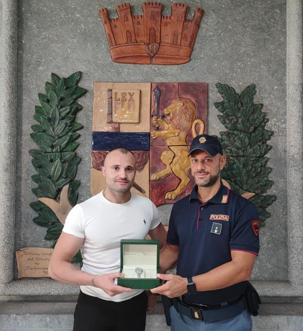 images La polizia di Reggio Calabria trova e riconsegna un orologio di valore al proprietario di Treviso