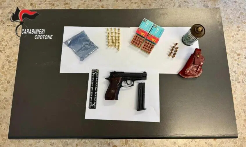 images Cirò Marina, utilizzava casa al mare per custodire arma clandestina e munizioni: arrestato 69enne