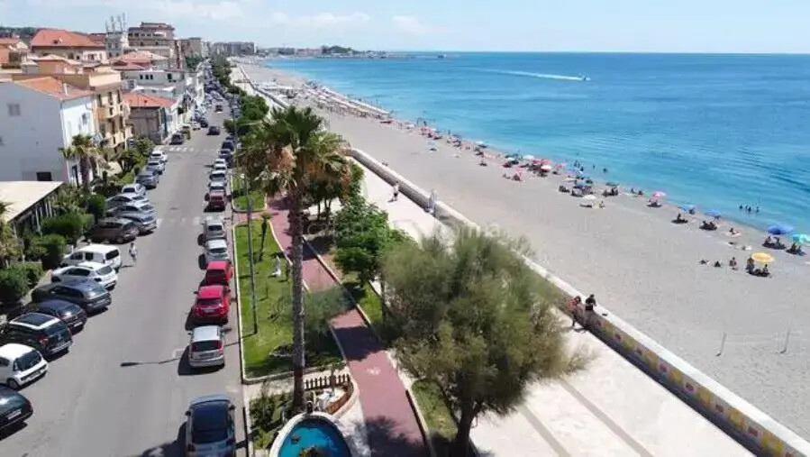 images Strisce blu nel quartiere Lido, il gruppo “Al Lavoro per Catanzaro”: “Contrari alla proposta”