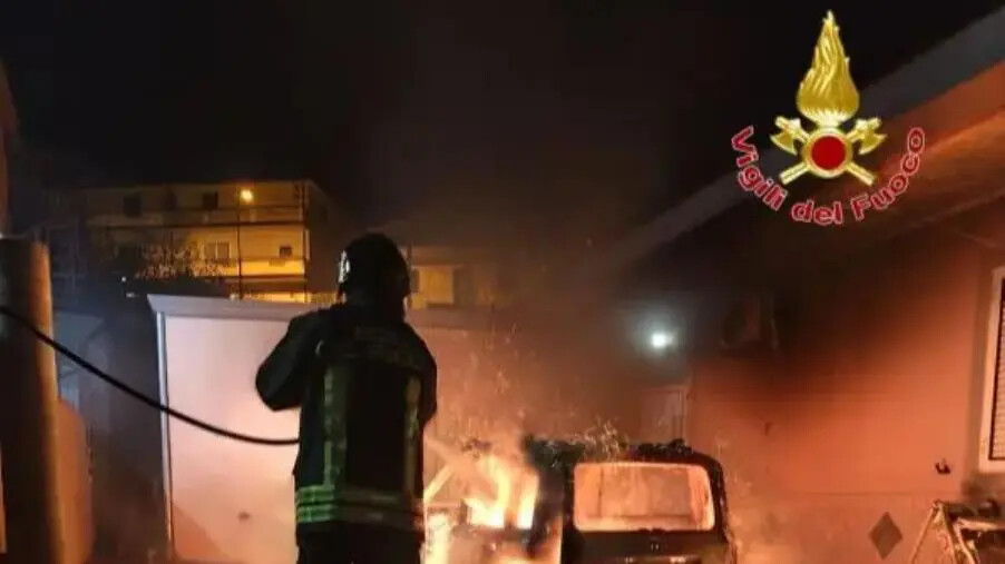 Isola di Capo Rizzuto, in fiamme un'auto: i vigili del fuoco evitano il peggio images Isola di Capo Rizzuto, in fiamme un'auto: i vigili del fuoco evitano il peggio