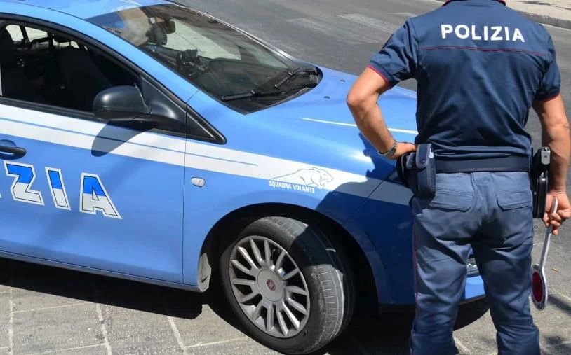 Prima i coltelli, poi la finestra: la polizia salva una donna nel Catanzarese da un doppio tentativo di suicidio