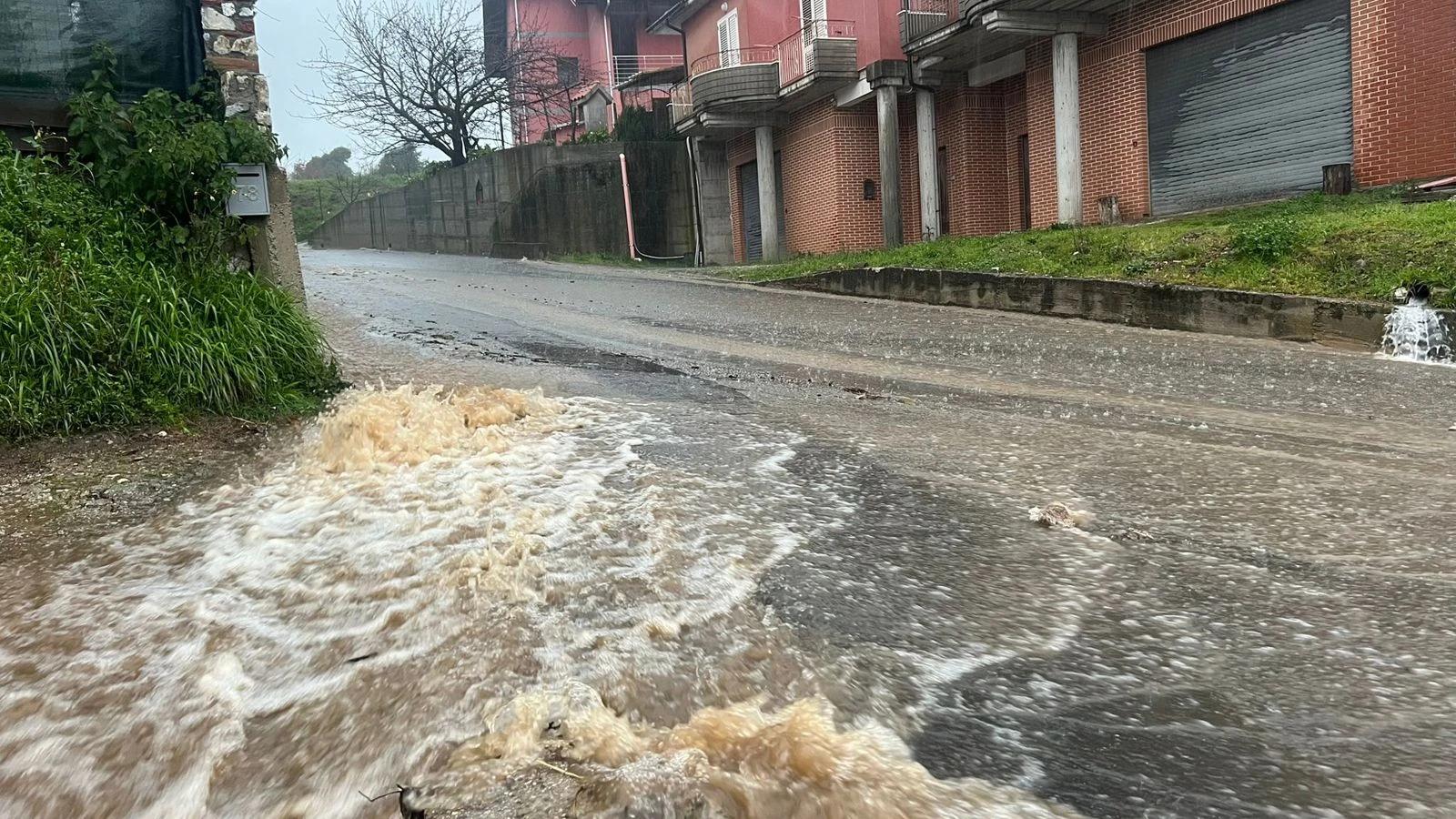 Maltempo, a Chiaravalle strade come fiumi