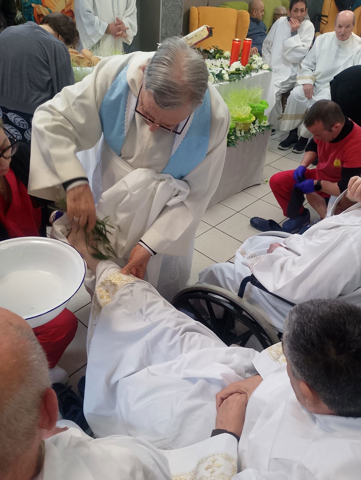 images Momento di commovente spiritualità la lavanda dei piedi agli ospiti della Casa protetta di Cropani 