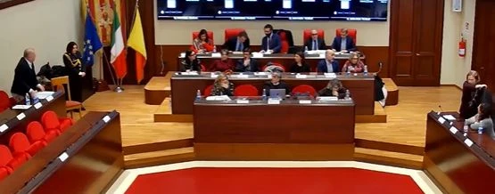 Consiglio comunale Catanzaro, scontro in Aula Rossa: Costanzo scatenato e Fiorita annuncia la querela