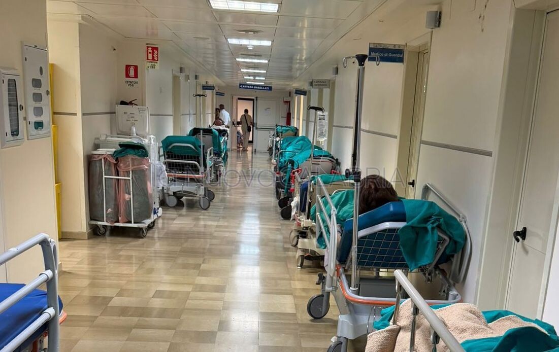images Catanzaro, pronto soccorso al collasso: fino a 30 ricoverati in uno spazio per 16 posti letto