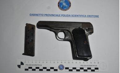 images Crotone,  droga e armi nella toilette riservata ai dipendenti: giovane commerciante arrestato