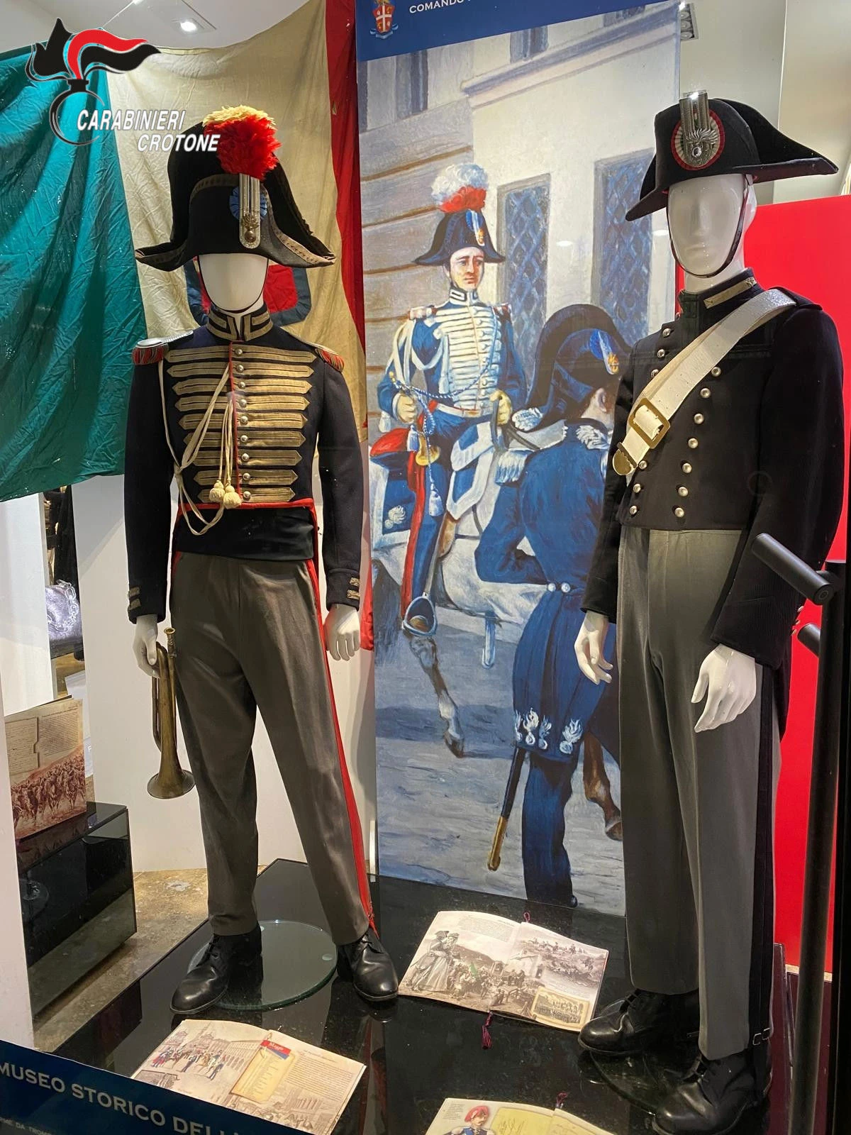 Crotone, i carabinieri celebrano la Giornata dell’Unità Nazionale e delle Forze Armate con vetrine a tema
